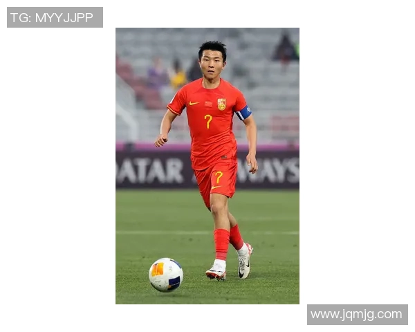 足球明星现身机场直播引发粉丝热潮瞬间成为社交媒体焦点