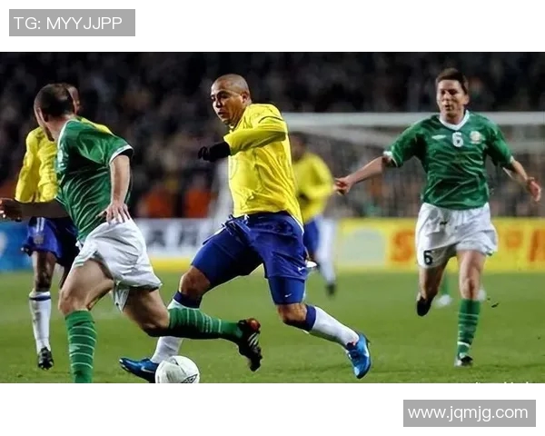 足球明星如闪电般迅疾奔跑的魅力与技巧展现