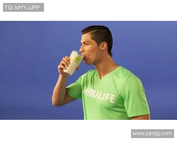 足球明星时尚穿搭大揭秘球场外的魅力与风格展示