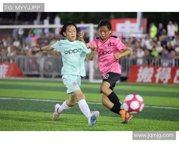 足球明星温暖行动将亲手签名鞋子赠予小孩传递爱与希望